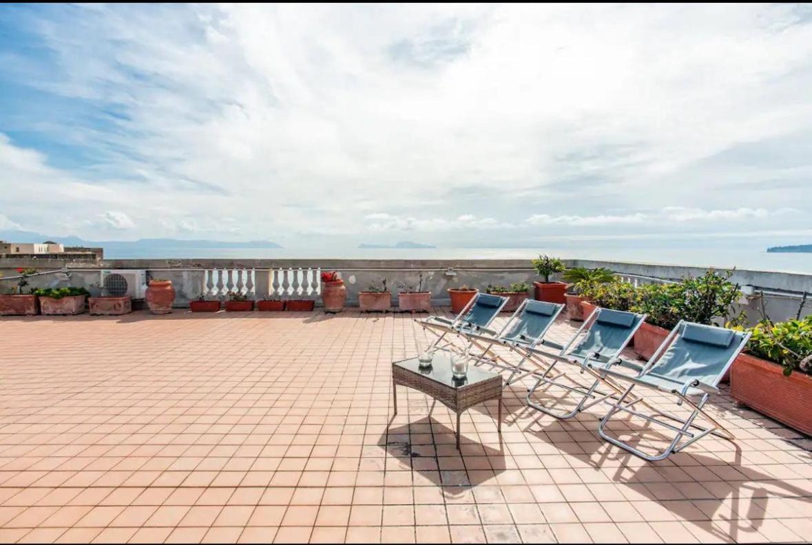 Rooftop In Front Of The Castle Naples Extérieur photo