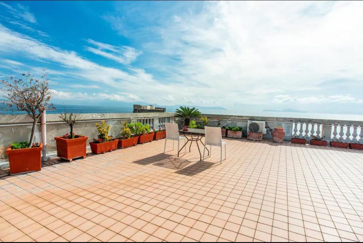 Rooftop In Front Of The Castle Naples Extérieur photo